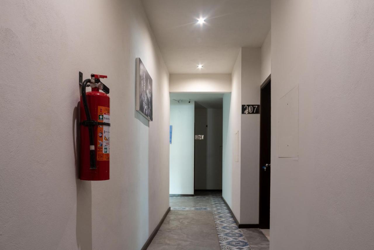 Hotel MAYARI HolBox Exterior foto A fire extinguisher in a hotel