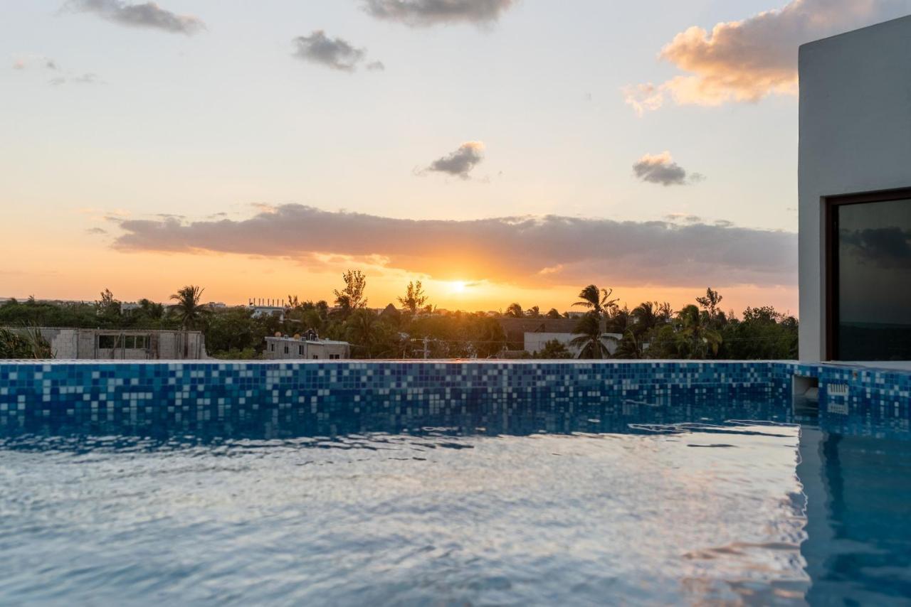 Hotel MAYARI HolBox Exterior foto Sunset at the rooftop pool