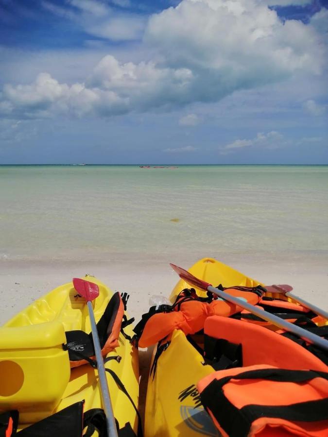 Hotel MAYARI HolBox Exterior foto Kayak on the beach