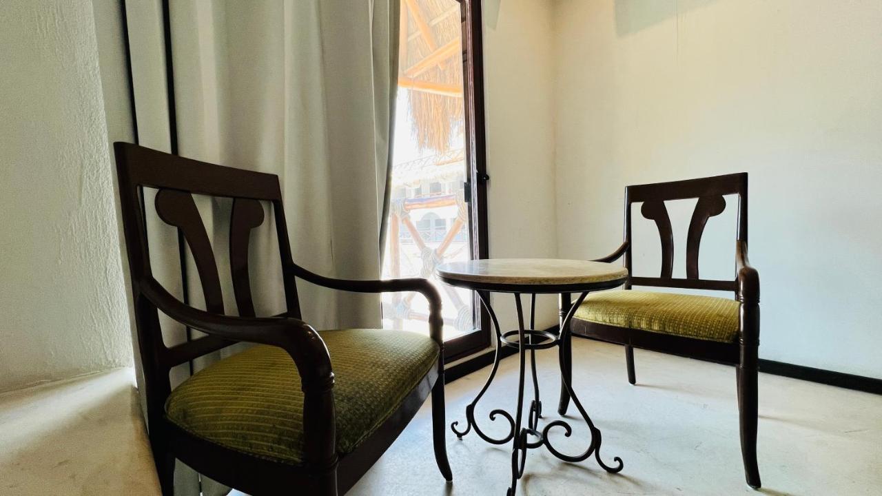 Hotel MAYARI HolBox Exterior foto A table and two chairs