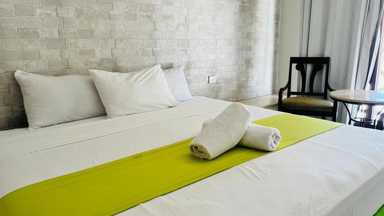 Hotel MAYARI HolBox Exterior foto A bed runner